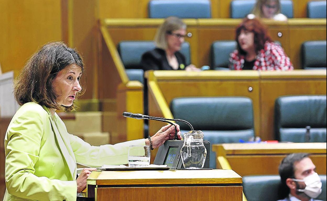 Laura Garrido, del PP, durante su intervención de ayer en el Parlamento. 