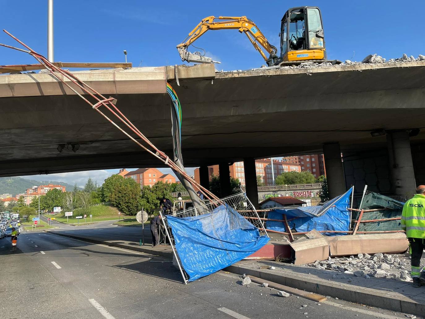Fotos: Se desprende una pieza de las obras del puente de Rontegi sobre la carretera de Lutxana