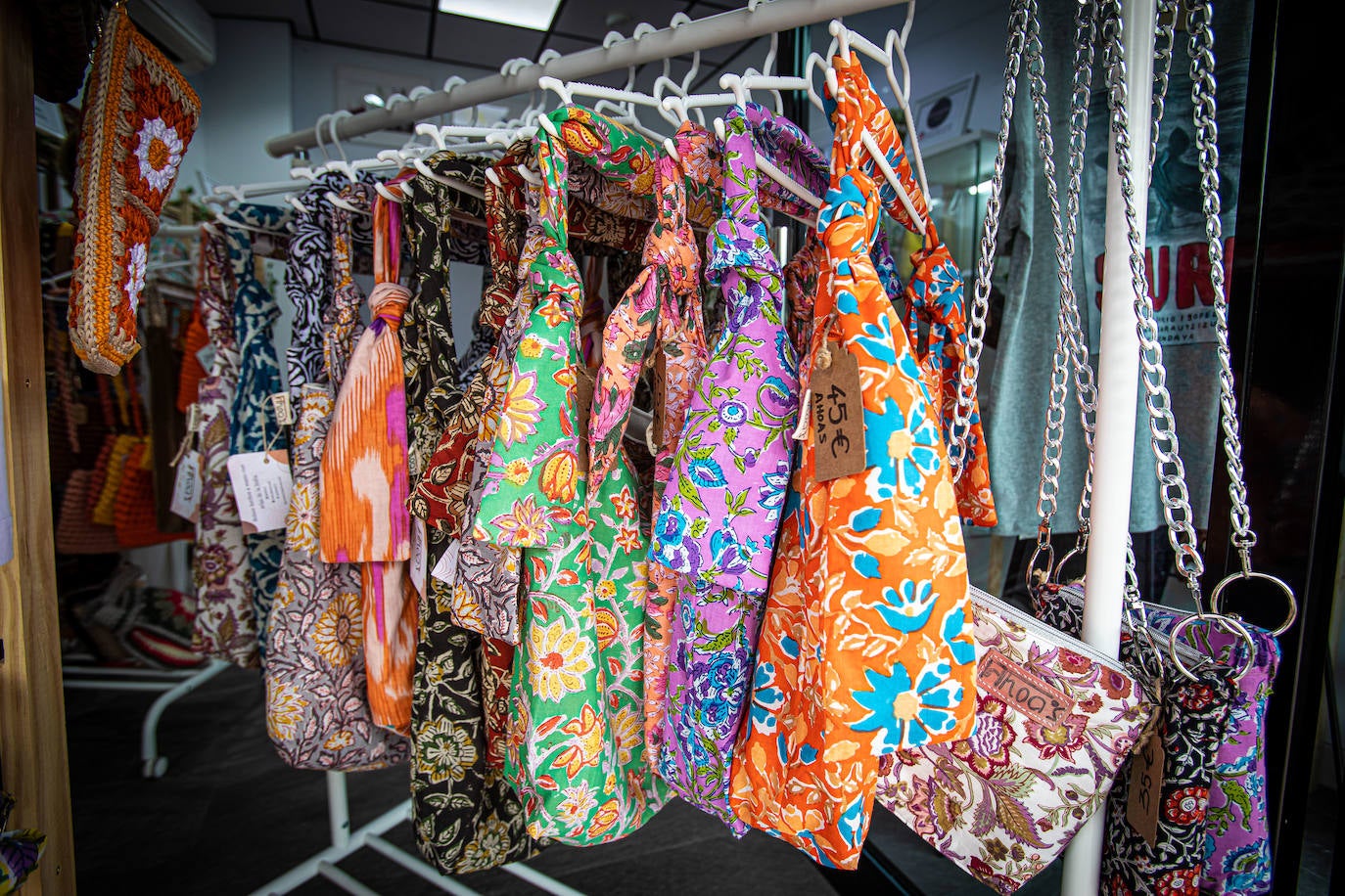 Fotos: Una tienda con diez firmas de mujeres artesanas abre sus puertas frente al Museo de Bellas Artes