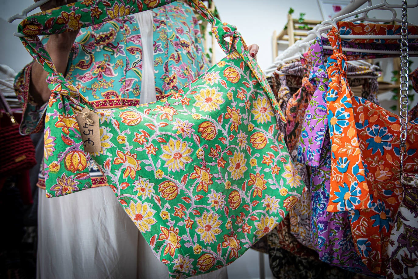 Fotos: Una tienda con diez firmas de mujeres artesanas abre sus puertas frente al Museo de Bellas Artes