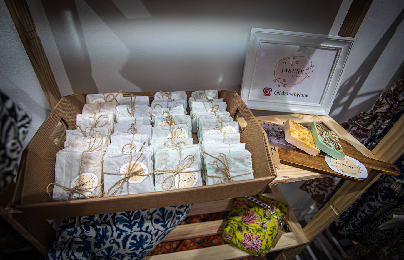 Fotos: Una tienda con diez firmas de mujeres artesanas abre sus puertas frente al Museo de Bellas Artes