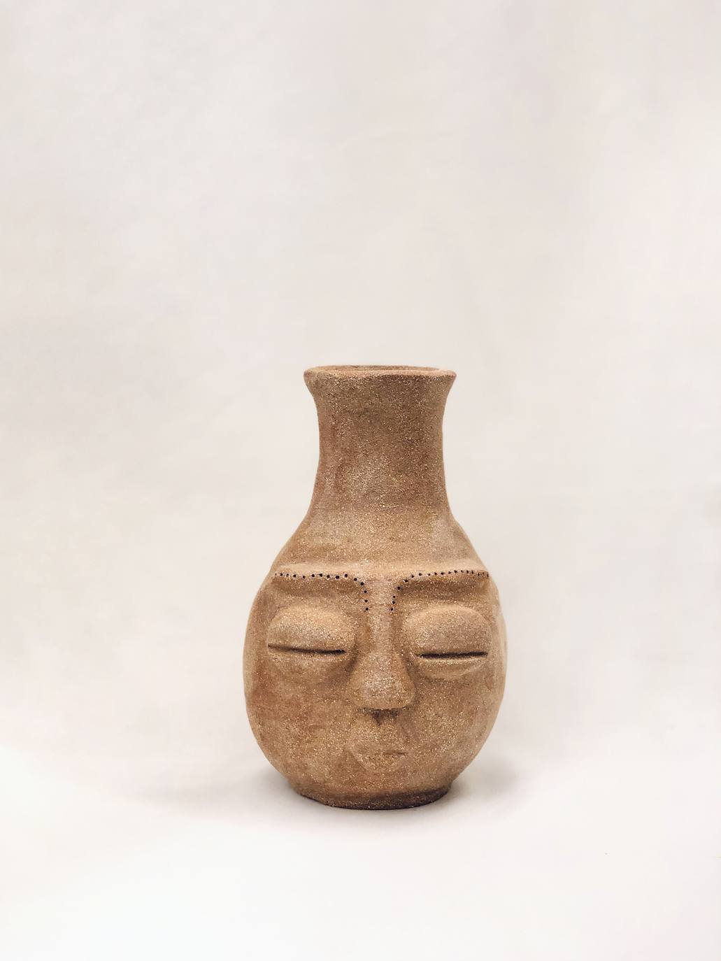 Fotos: Una profesora de Algorta crea originales jarrones inspirados en las historias de sus alumnos