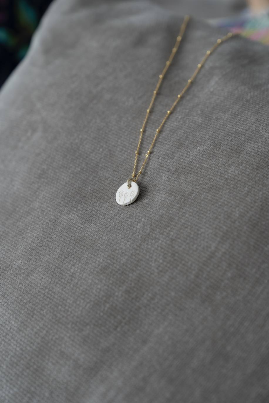 Fotos: Una profesora de Algorta crea originales jarrones inspirados en las historias de sus alumnos