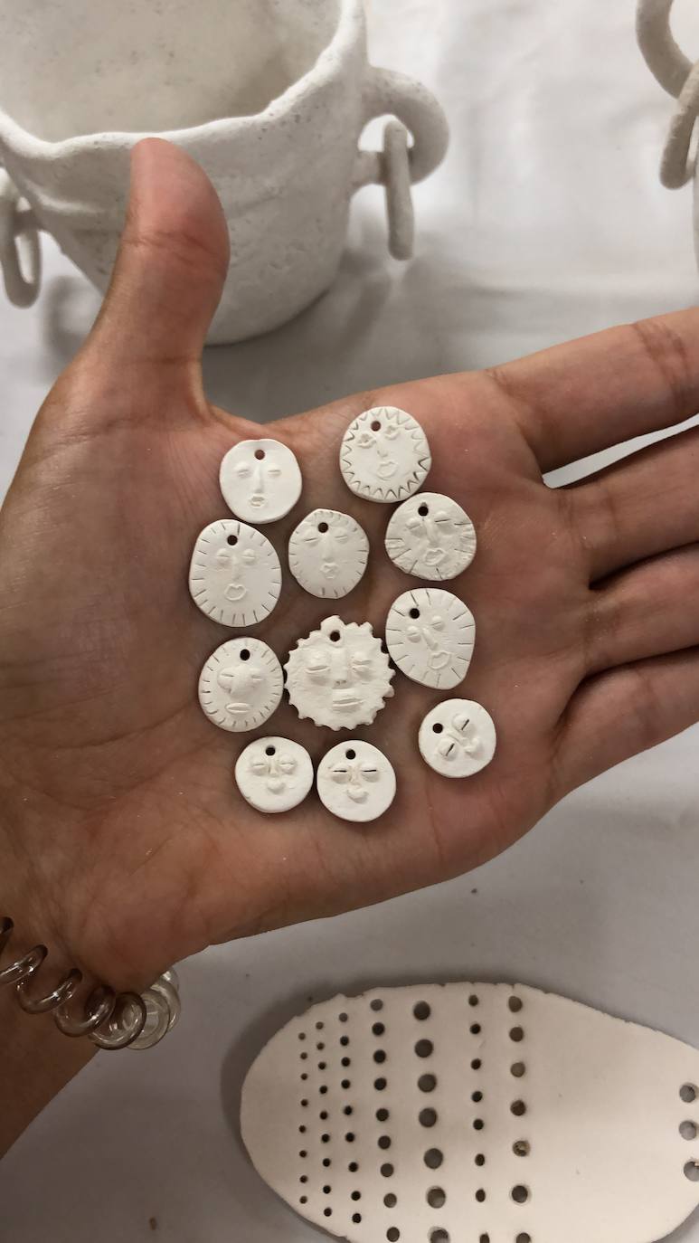 Fotos: Una profesora de Algorta crea originales jarrones inspirados en las historias de sus alumnos