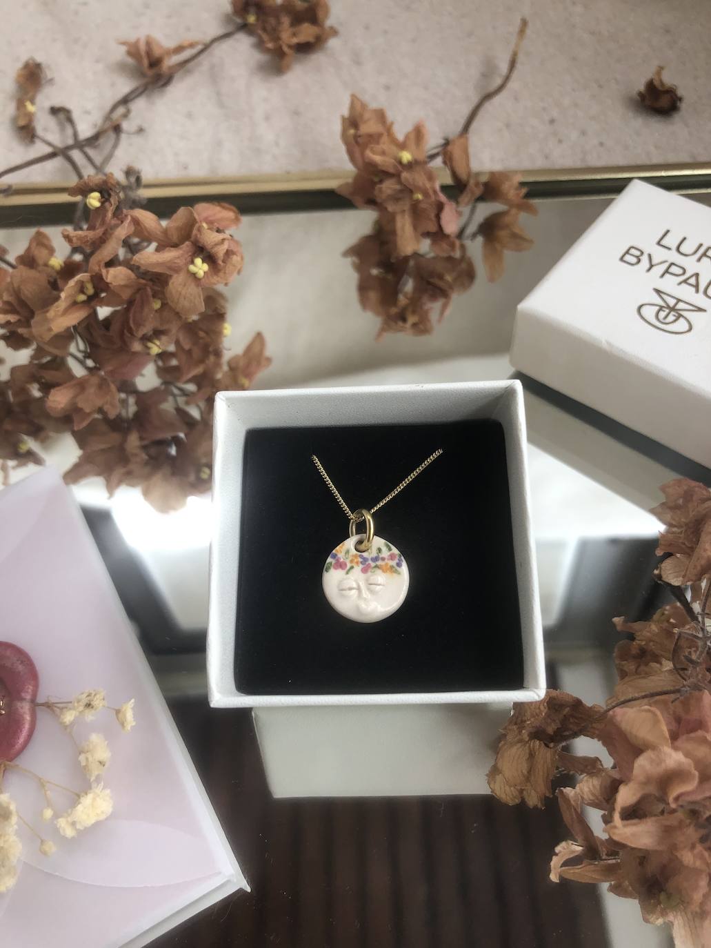 Fotos: Una profesora de Algorta crea originales jarrones inspirados en las historias de sus alumnos