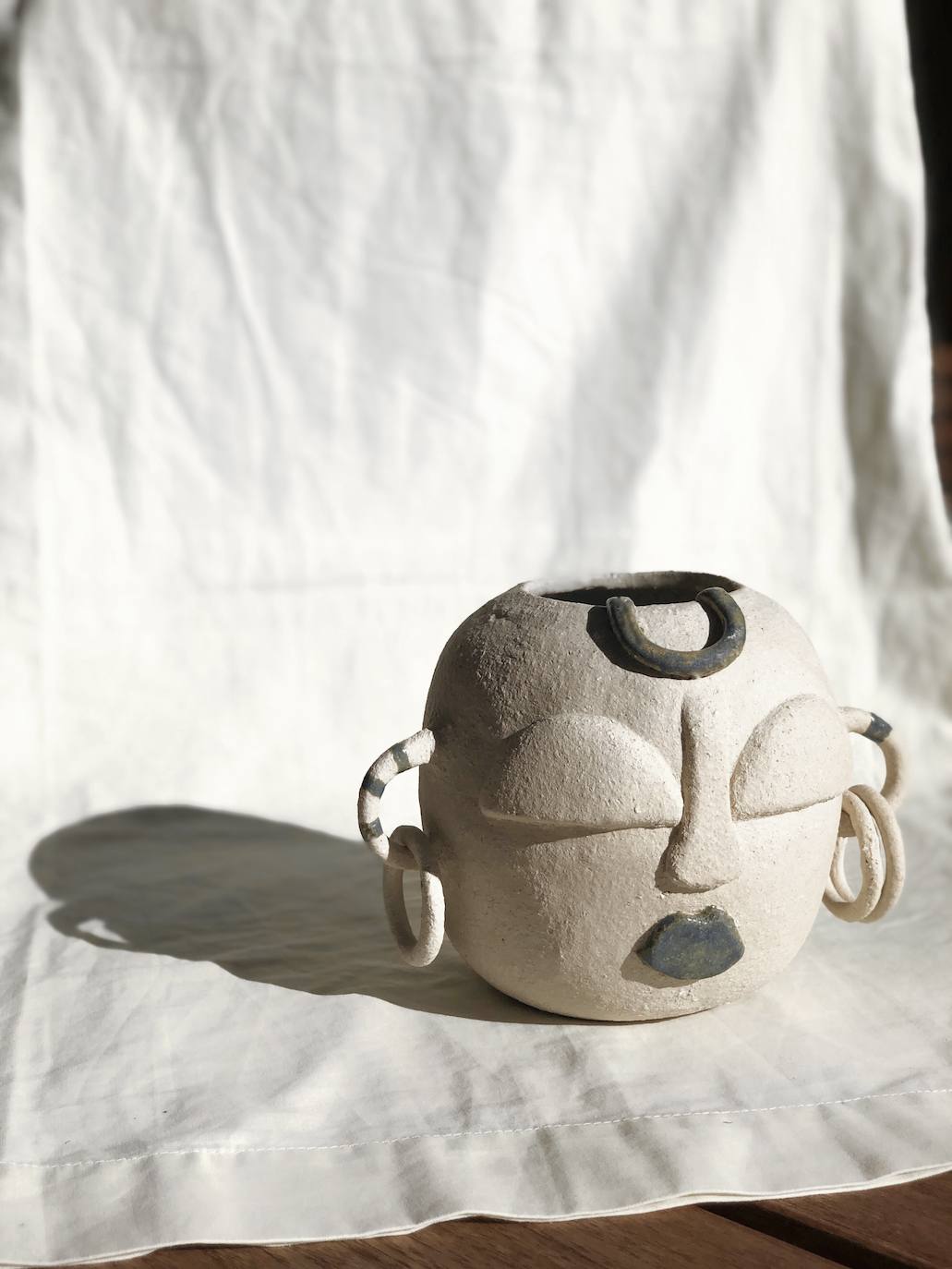 Fotos: Una profesora de Algorta crea originales jarrones inspirados en las historias de sus alumnos