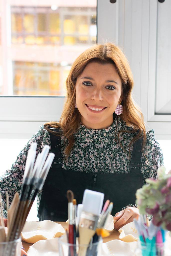 Fotos: Una profesora de Algorta crea originales jarrones inspirados en las historias de sus alumnos