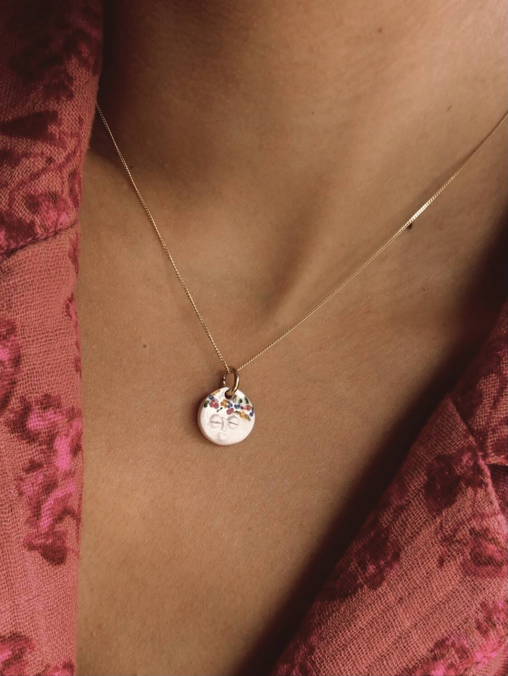 Fotos: Una profesora de Algorta crea originales jarrones inspirados en las historias de sus alumnos