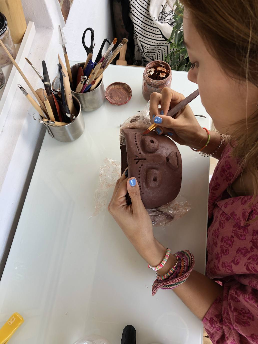 Fotos: Una profesora de Algorta crea originales jarrones inspirados en las historias de sus alumnos