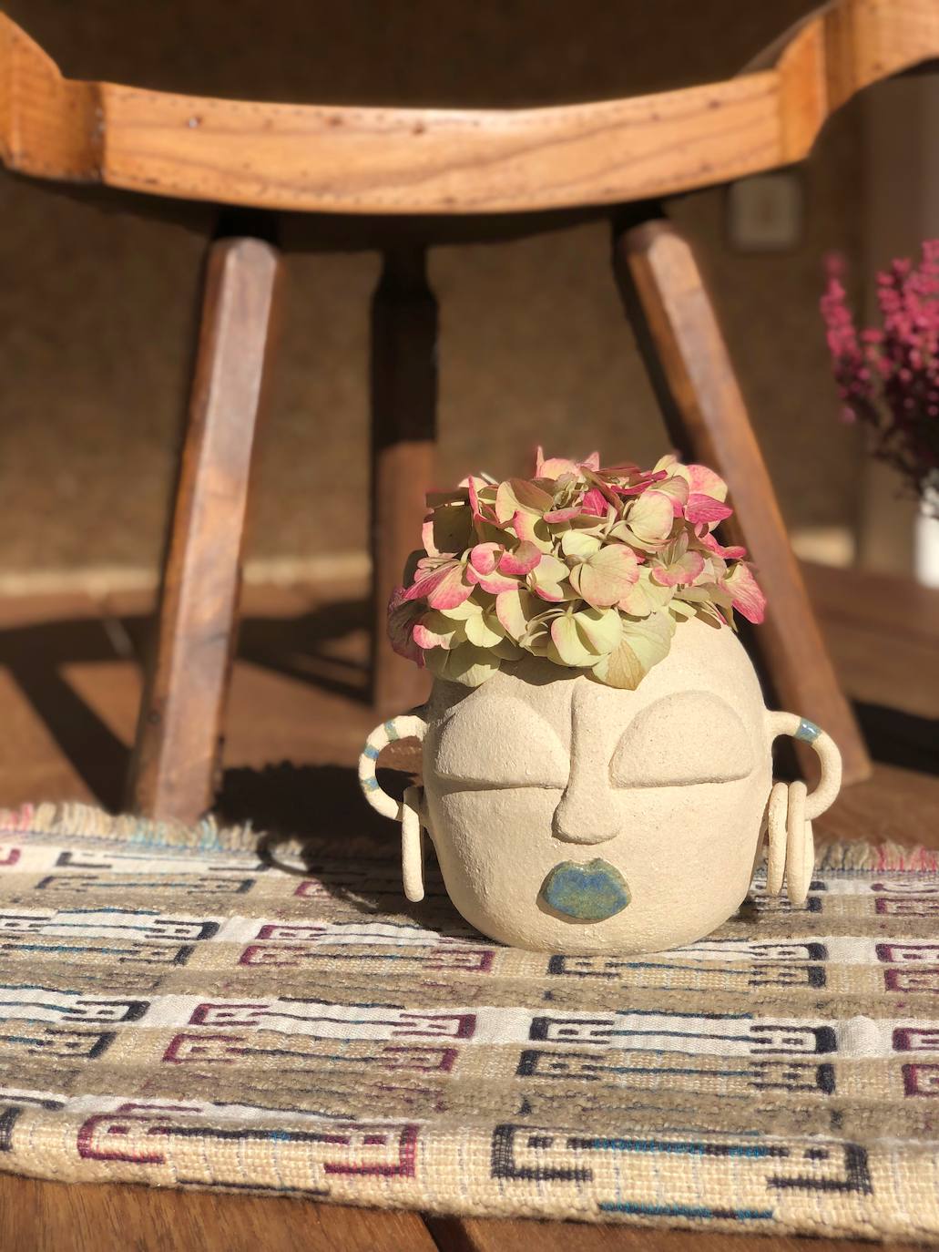 Fotos: Una profesora de Algorta crea originales jarrones inspirados en las historias de sus alumnos