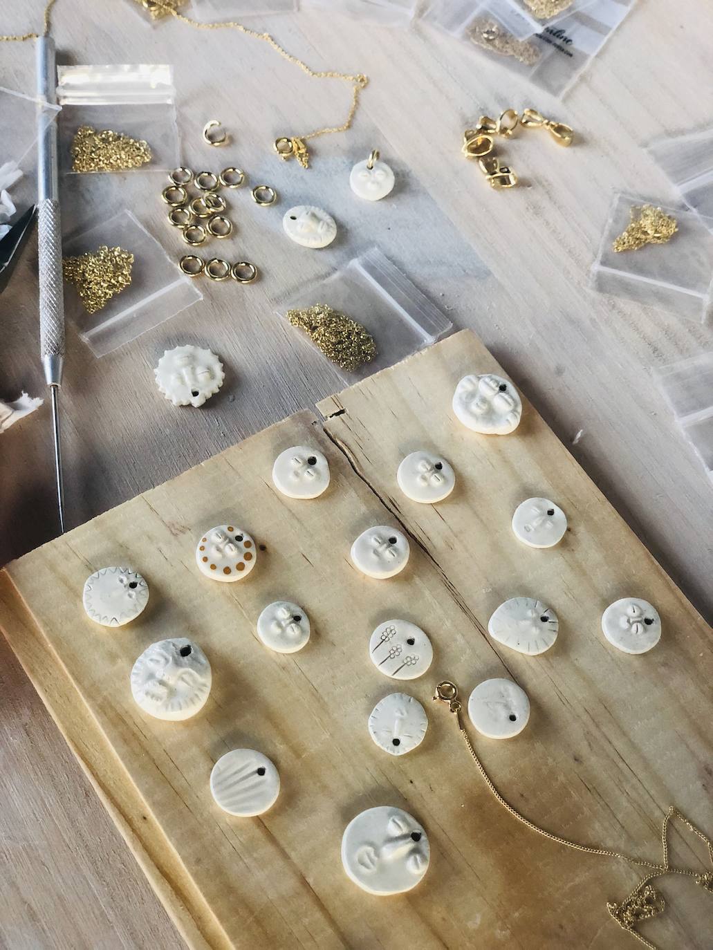 Fotos: Una profesora de Algorta crea originales jarrones inspirados en las historias de sus alumnos