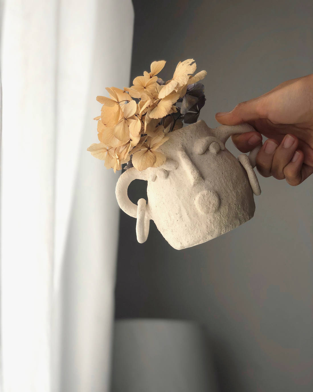 Fotos: Una profesora de Algorta crea originales jarrones inspirados en las historias de sus alumnos