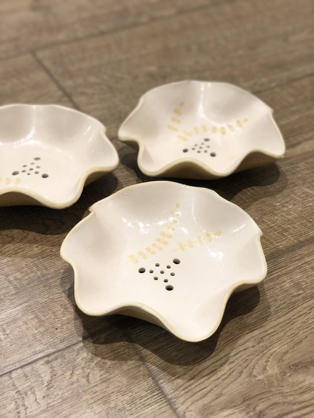 Fotos: Una profesora de Algorta crea originales jarrones inspirados en las historias de sus alumnos