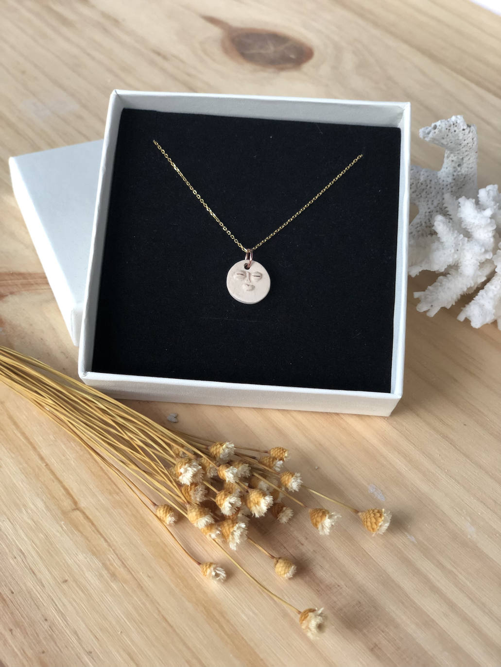 Fotos: Una profesora de Algorta crea originales jarrones inspirados en las historias de sus alumnos