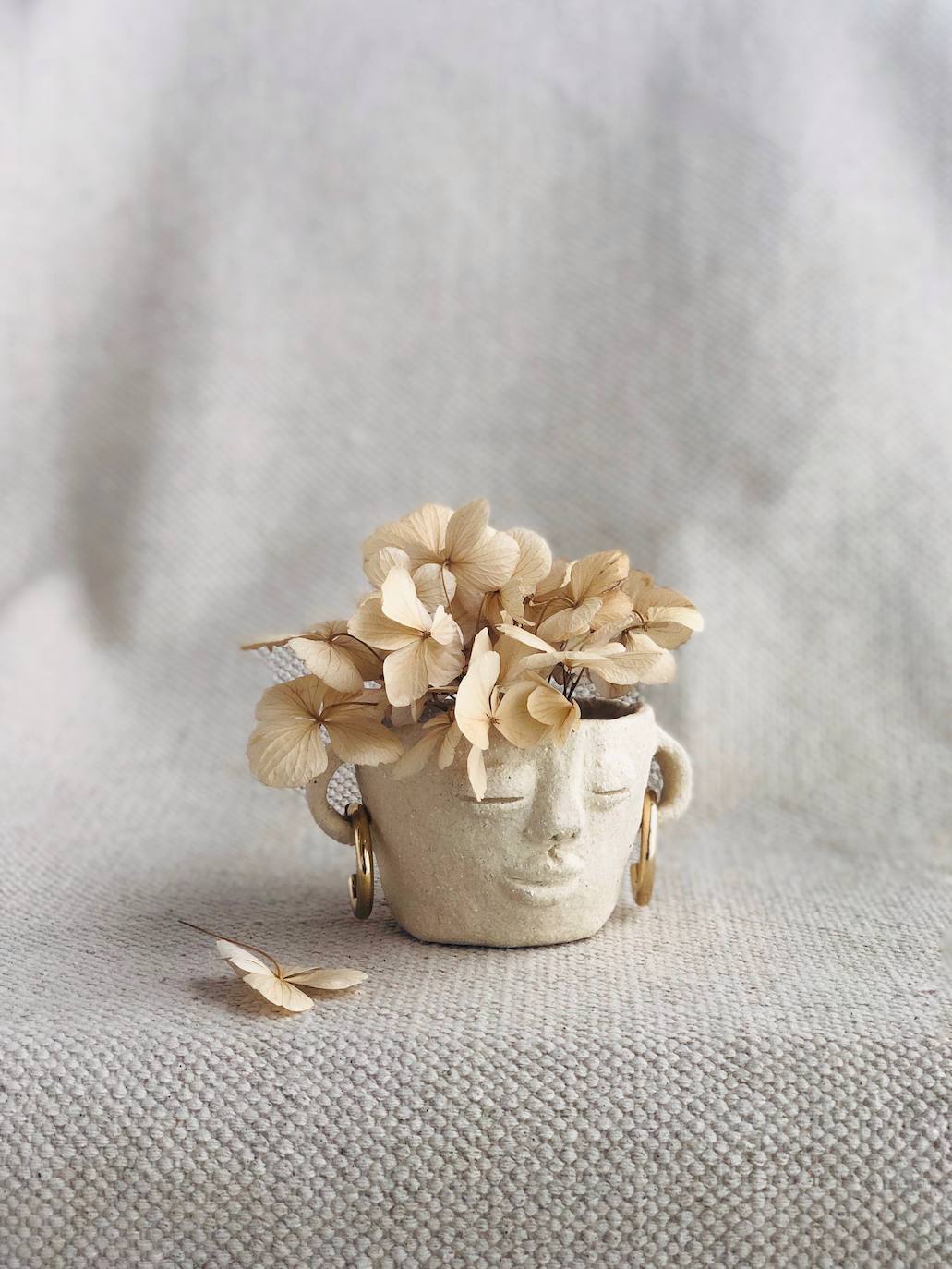 Fotos: Una profesora de Algorta crea originales jarrones inspirados en las historias de sus alumnos