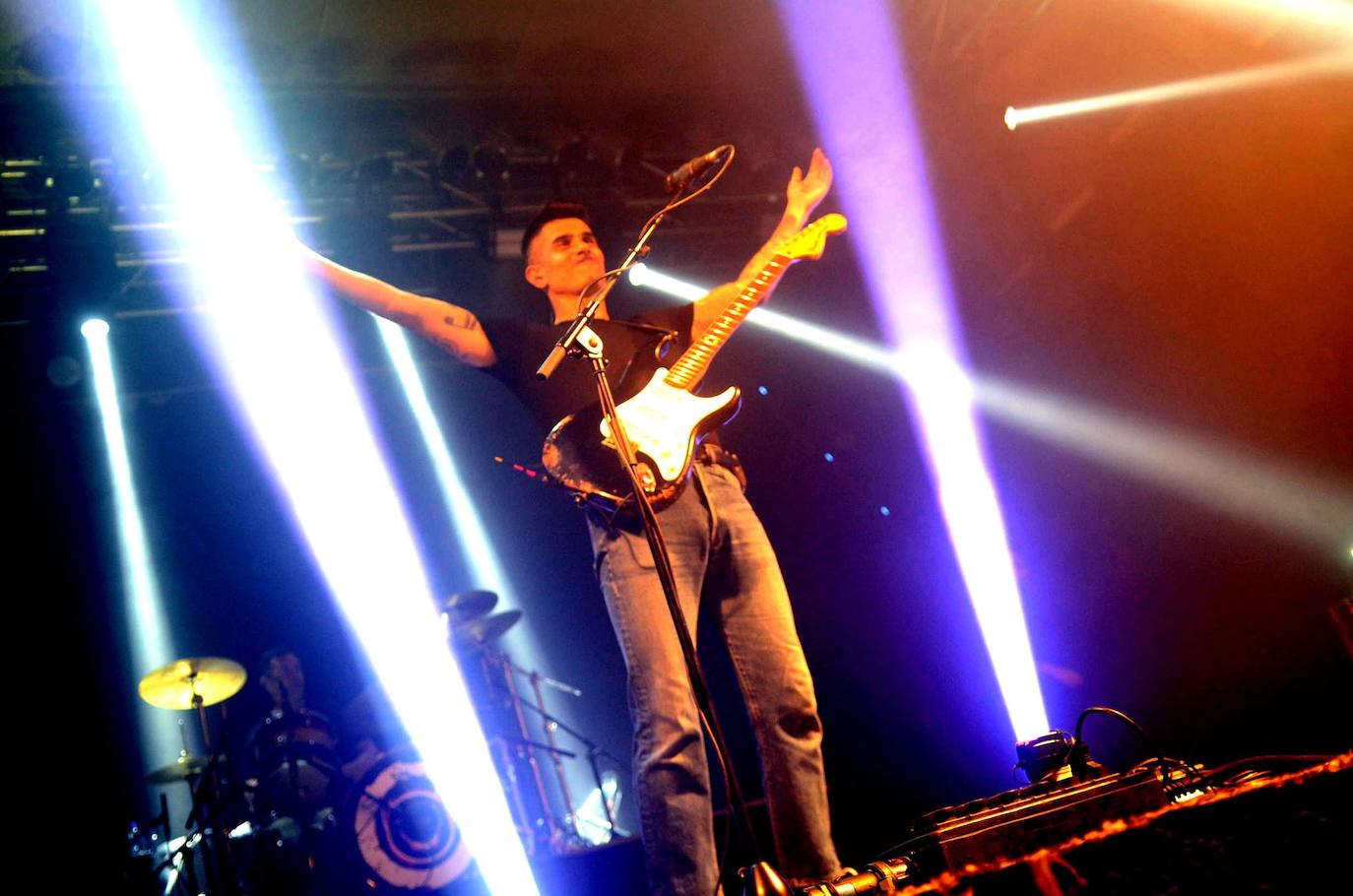 El salmantino Álvaro Benito abrazando al respetable. CARLOS Gª AZPIAZU