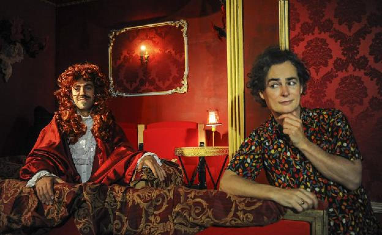 Dalton Jauregi, caracterizado en el palco del teatro de Pintorería como Moliére, junto a Iker Ortiz de Zárate. 