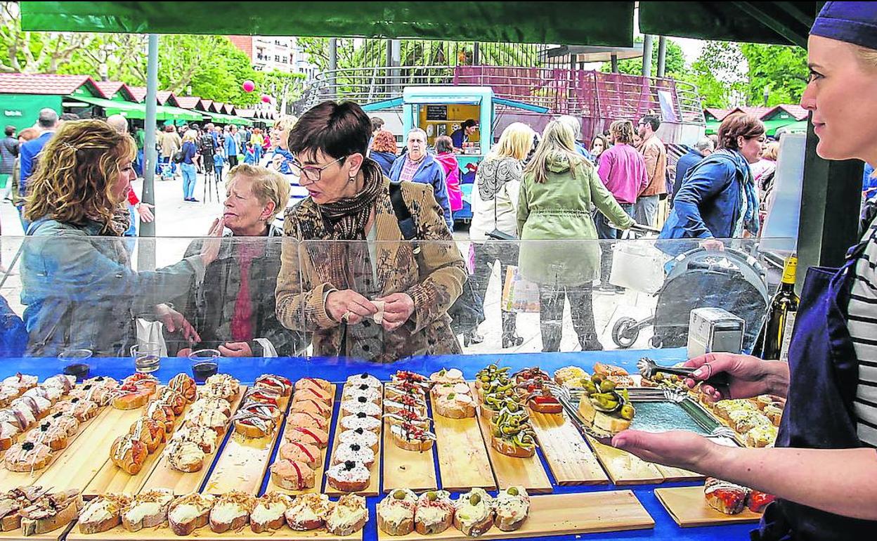 Variedad de pintxos con base de diferentes pescados en una edición anterior de la Feria del Pescado de Bermeo.