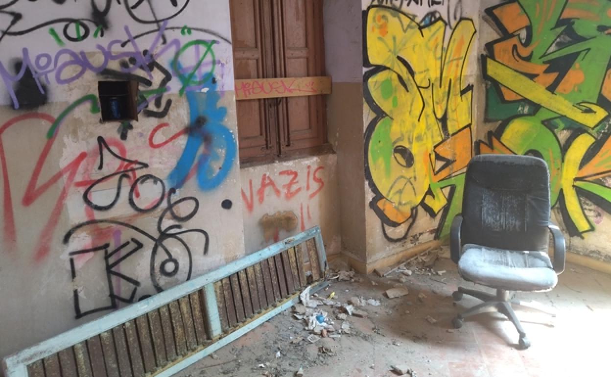 Una de las habitaciones del palacete donde violaron a las dos niñas. 