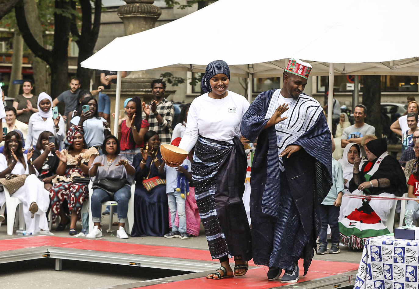 Fotos: Desfile de moda africana en el parque de la Florida