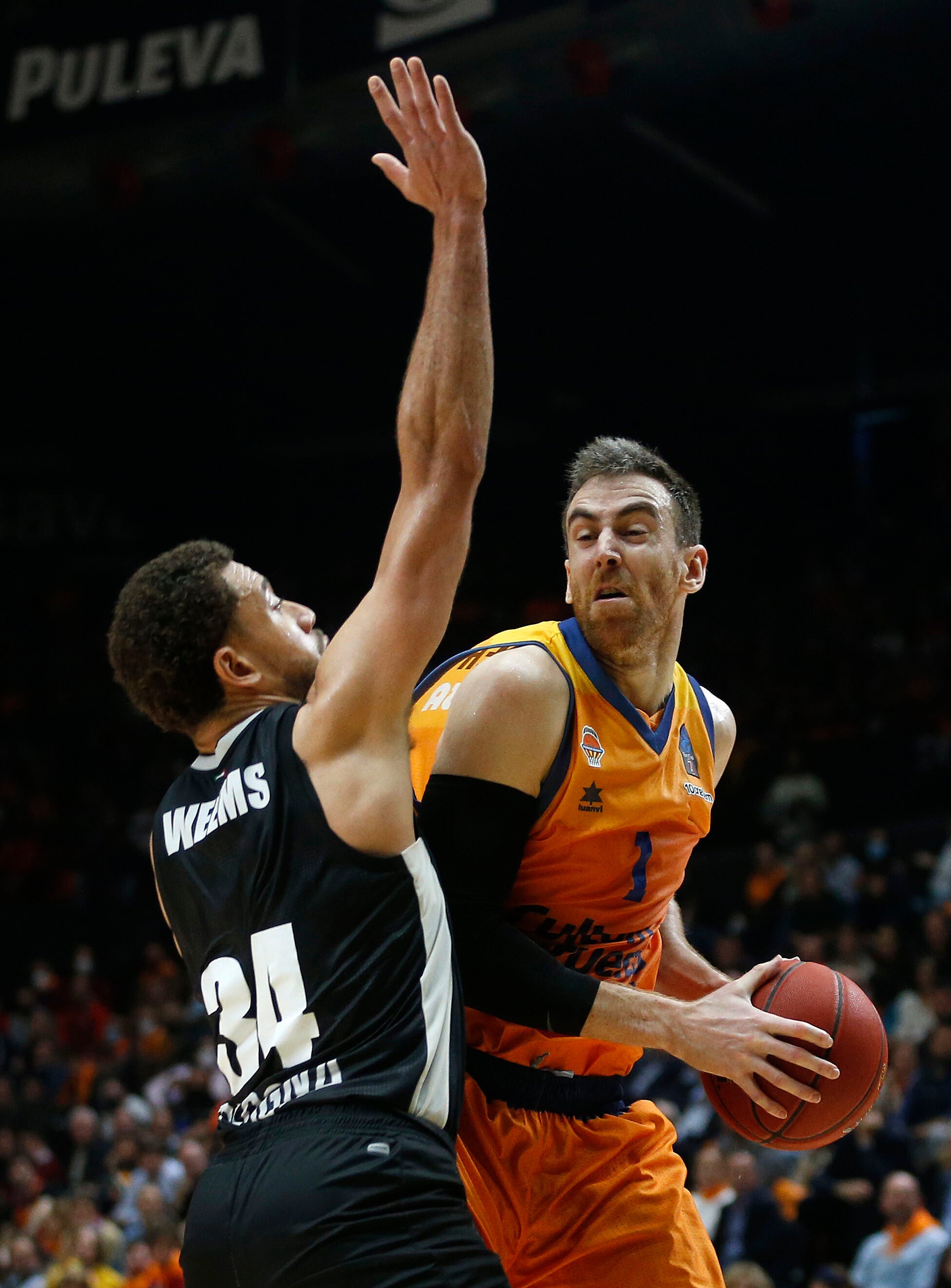 Víctor Claver, defendido por Weems en la semifinal Valencia-Virtus de la Eurocup.