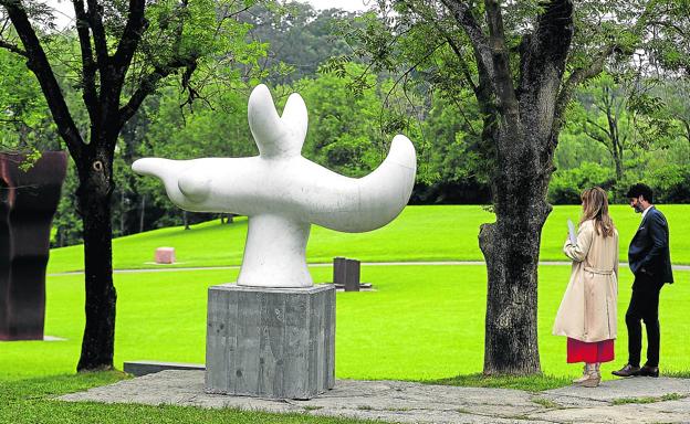 Dos toneladas de mármol de Carrara. 'Pájaro solar' (1968), escultura de Miró frente al caserío. 