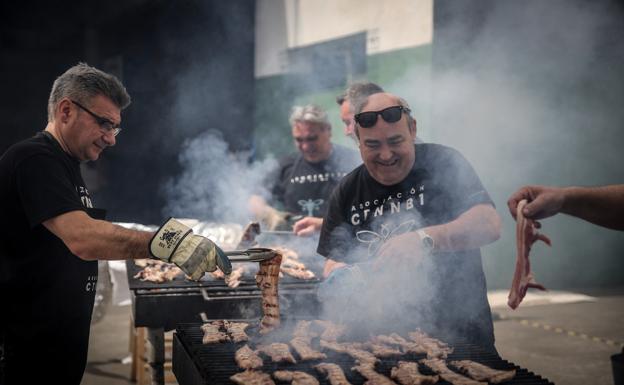 Los asistentes han podido degustar pintxos de panceta por un euro. 