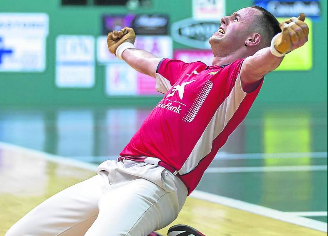 Alberdi celebra su victoria en el Labrit. 