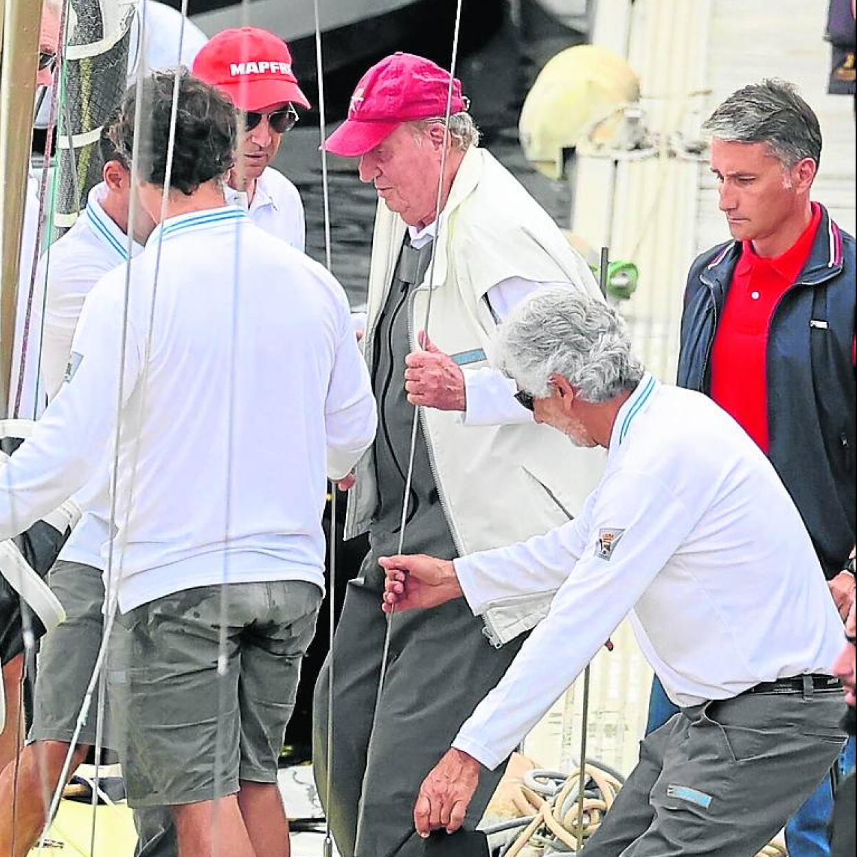 Juan Carlos I, subiendo al 'Bribón' en Sanxenxo. 