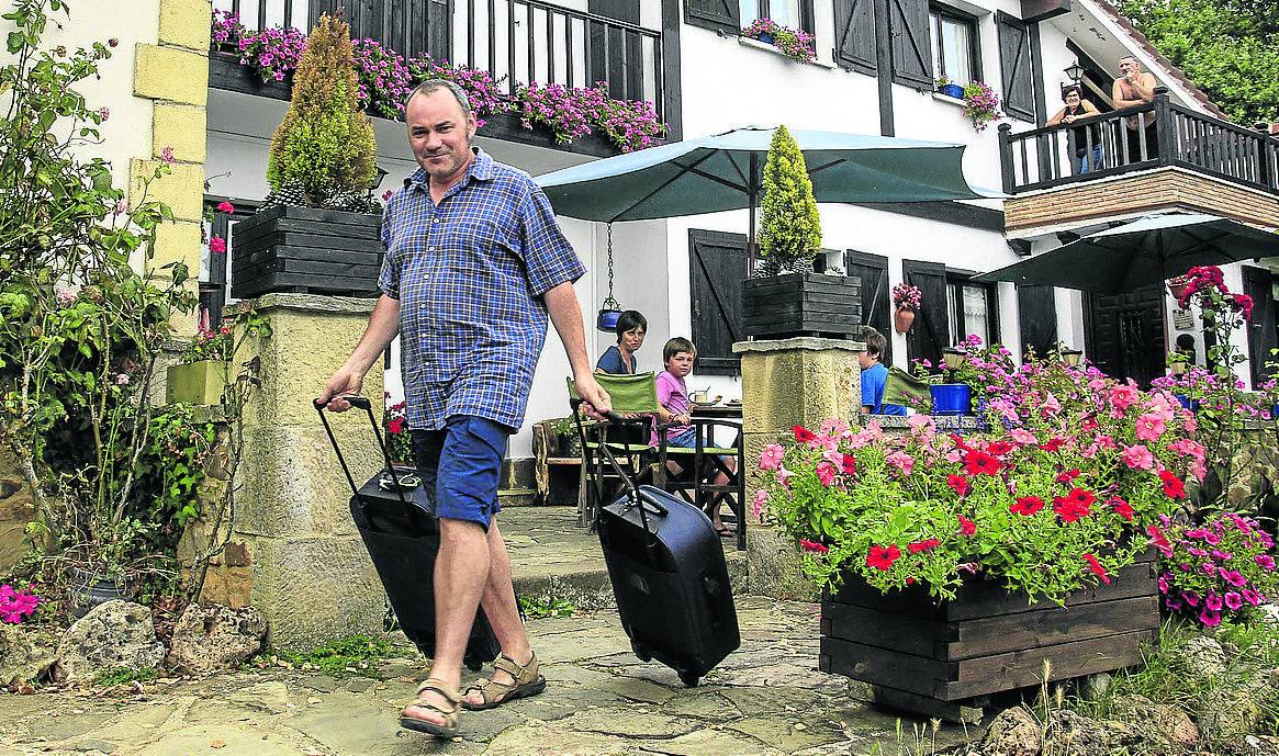 Un cliente abandona un agroturismo en un entorno rural. 