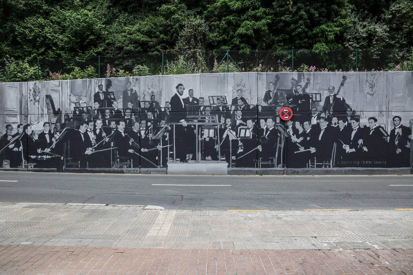 Fotos: El barrio de Olabeaga en Bilbao luce un mural de más de 100 metros que conmemora el centenario de la BOS