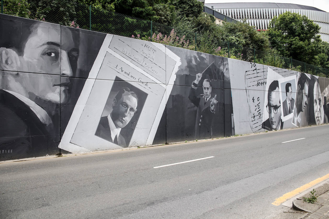 Fotos: El barrio de Olabeaga en Bilbao luce un mural de más de 100 metros que conmemora el centenario de la BOS