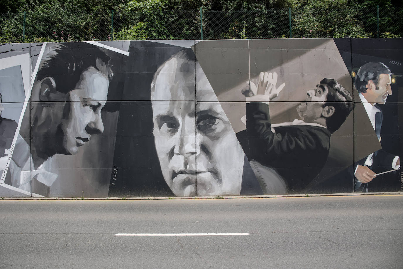 Fotos: El barrio de Olabeaga en Bilbao luce un mural de más de 100 metros que conmemora el centenario de la BOS