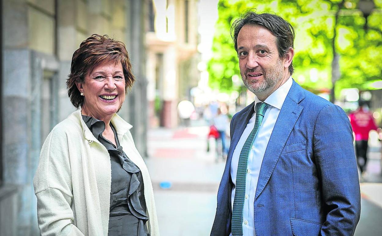 Ana Urquijo y Aner Uriarte, dos de los miembros de la comisión de Reforma de Estatutos. 