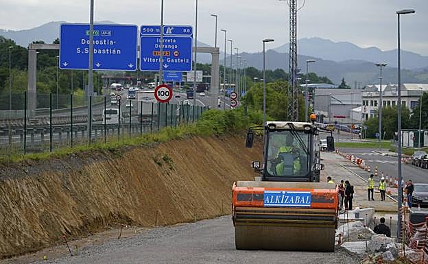 El diputado de Infraestructuras, Imanol Pradales, ha visitado hoy las obras de la 'bicipista' entre Amorebieta y Iurreta. 