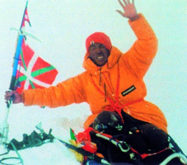 Histórica foto del sherpa Pasang Temba ondeando la ikurriña en la cumbre del Everest el 14 de mayo de 1980. 