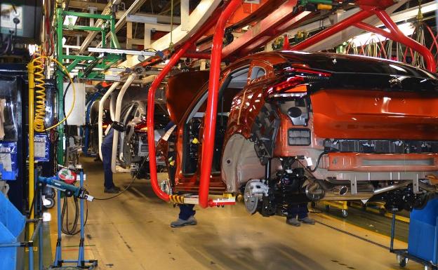 La producción y exportación de coches se hunde un 10% más por la falta de componentes