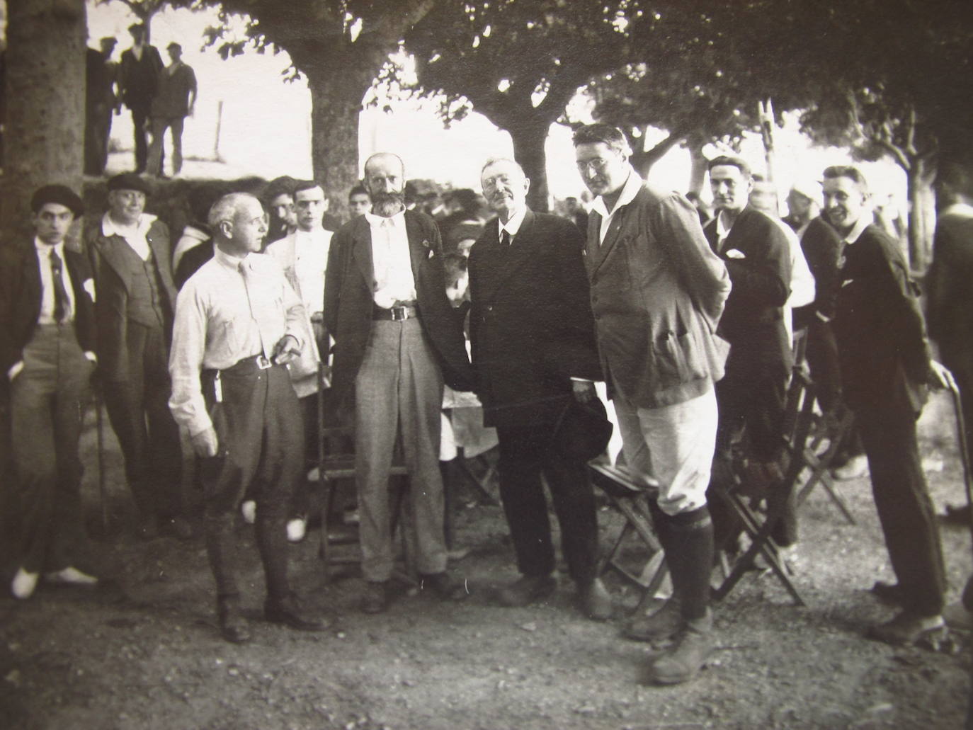 Antxon Bandrés (izda), presidiendo la comida oficial tras la fundación. 