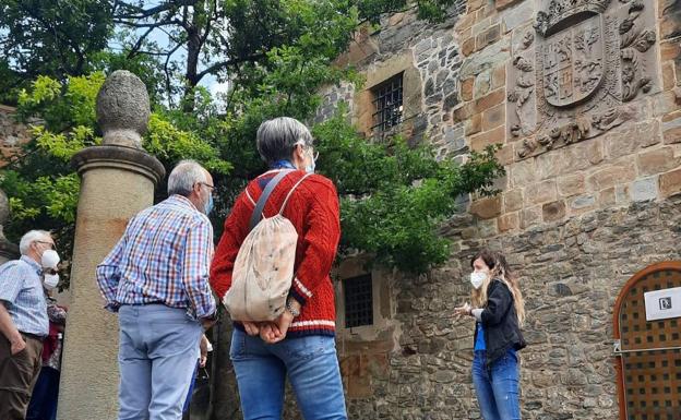 Explicaciones ante la fachada de la Casa de Abellaneda.