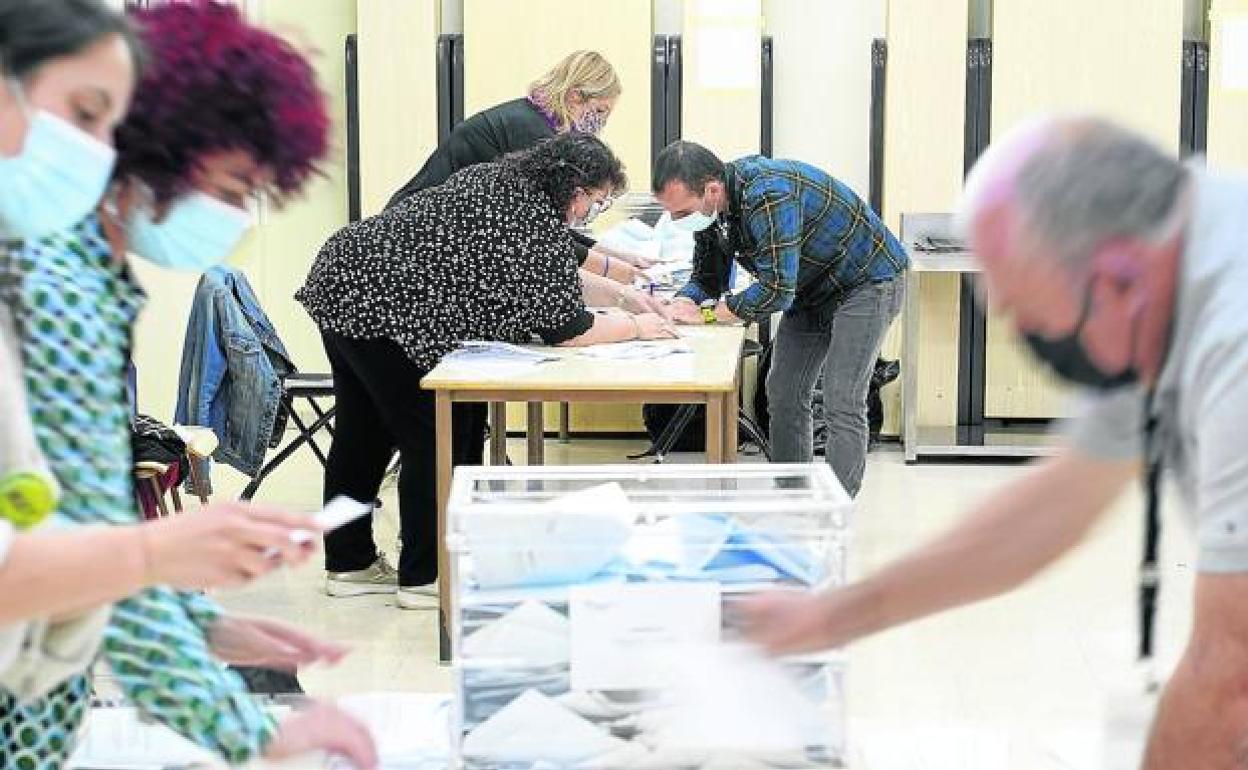 Recuento de votos en la consulta popular en Usansolo el 27 de marzo./