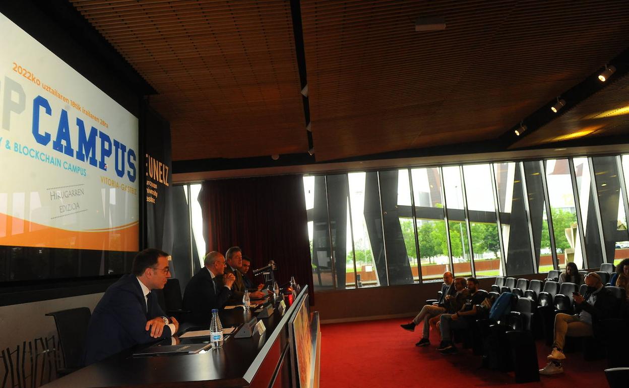 Jordi Roche, Ramiro González, Bingen Zupiria y Raúl Herrero; durante la presentación del Campus en el salón de actos de Euneiz.