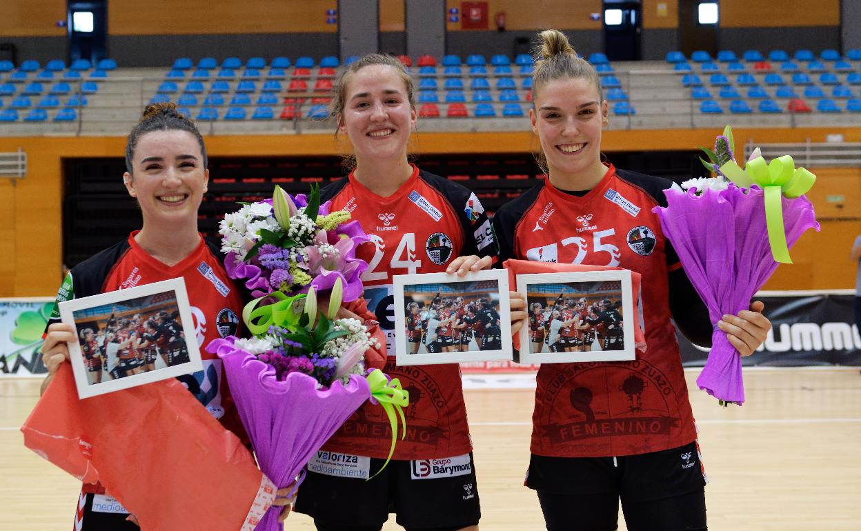 Ariane Blázquez, Ane Encina y Anne Erauskin con los regales recibidos en su último partido en Lasesarre 