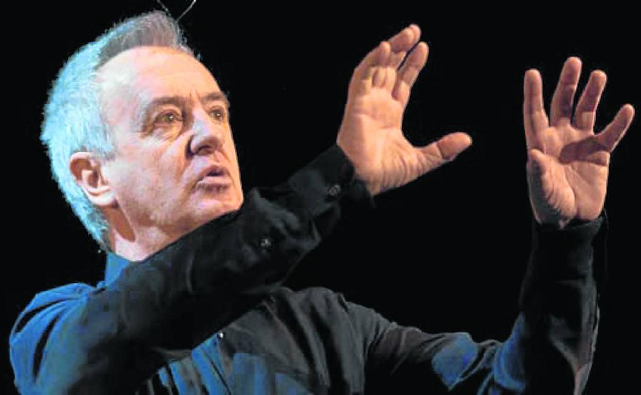 Carlos Hipólito ha emprendido «una nueva aventura» con su primer monólogo, en el que pone voz a varios personajes. 