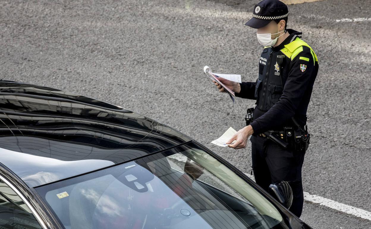 Un agente de la Policía Local sanciona a un conductor.