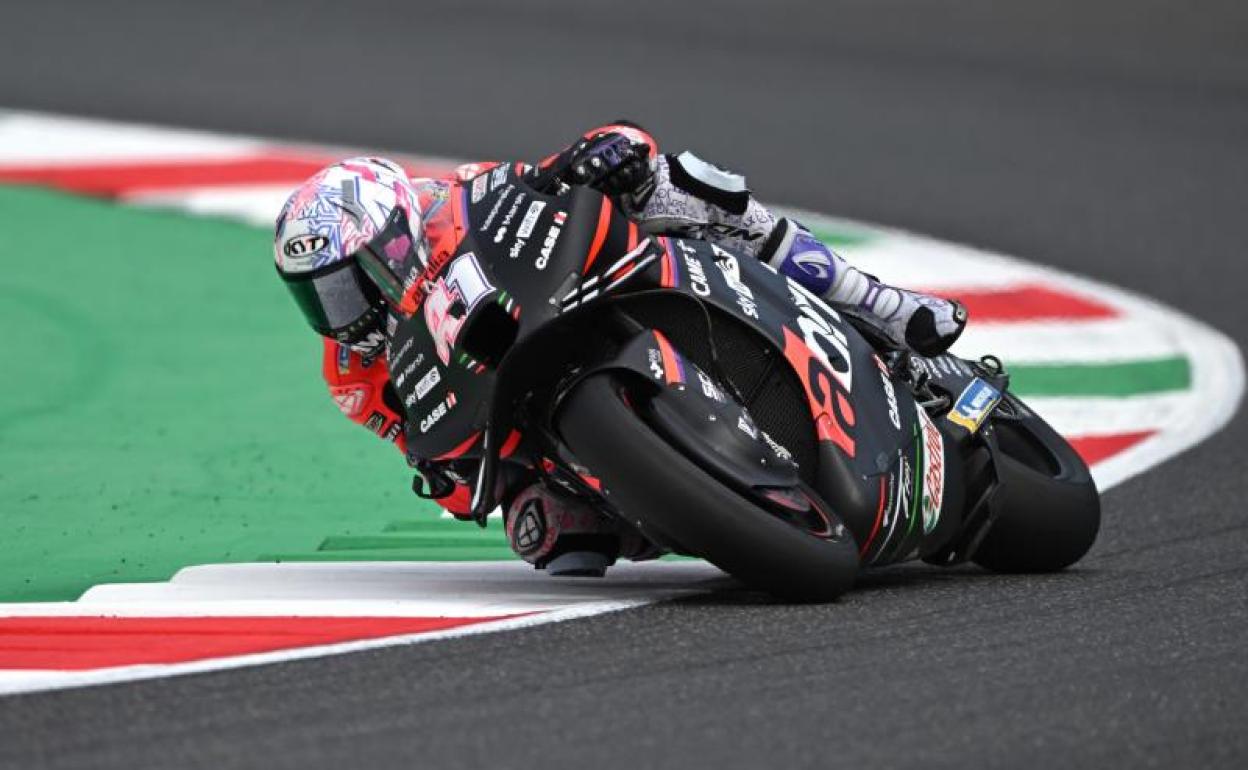 Aleix Espargaró rueda con su Aprilia en Mugello. 