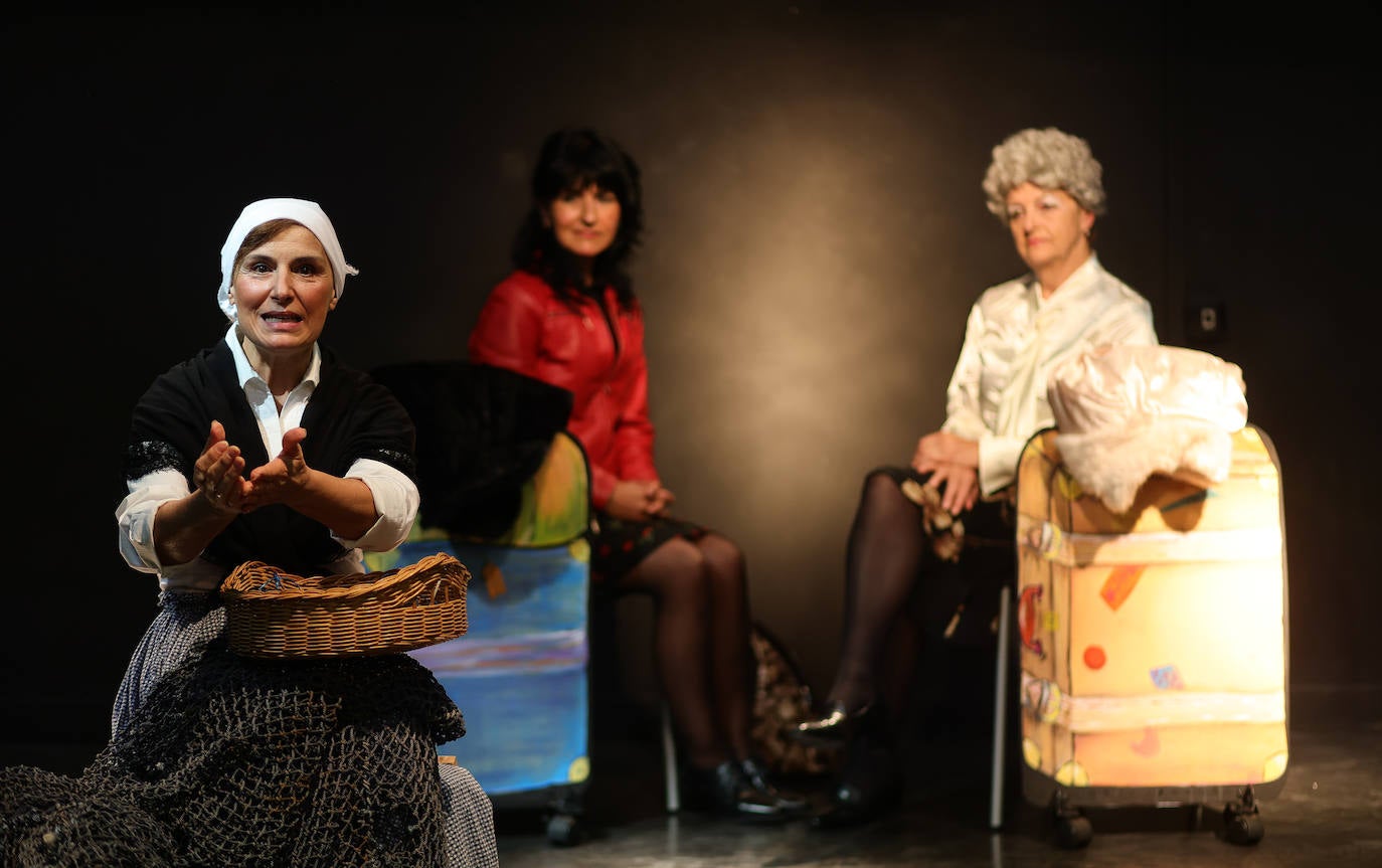 Rosa Quintana, Marina Merino y Visi Martínez, en los locales de Bilbaoeszena.