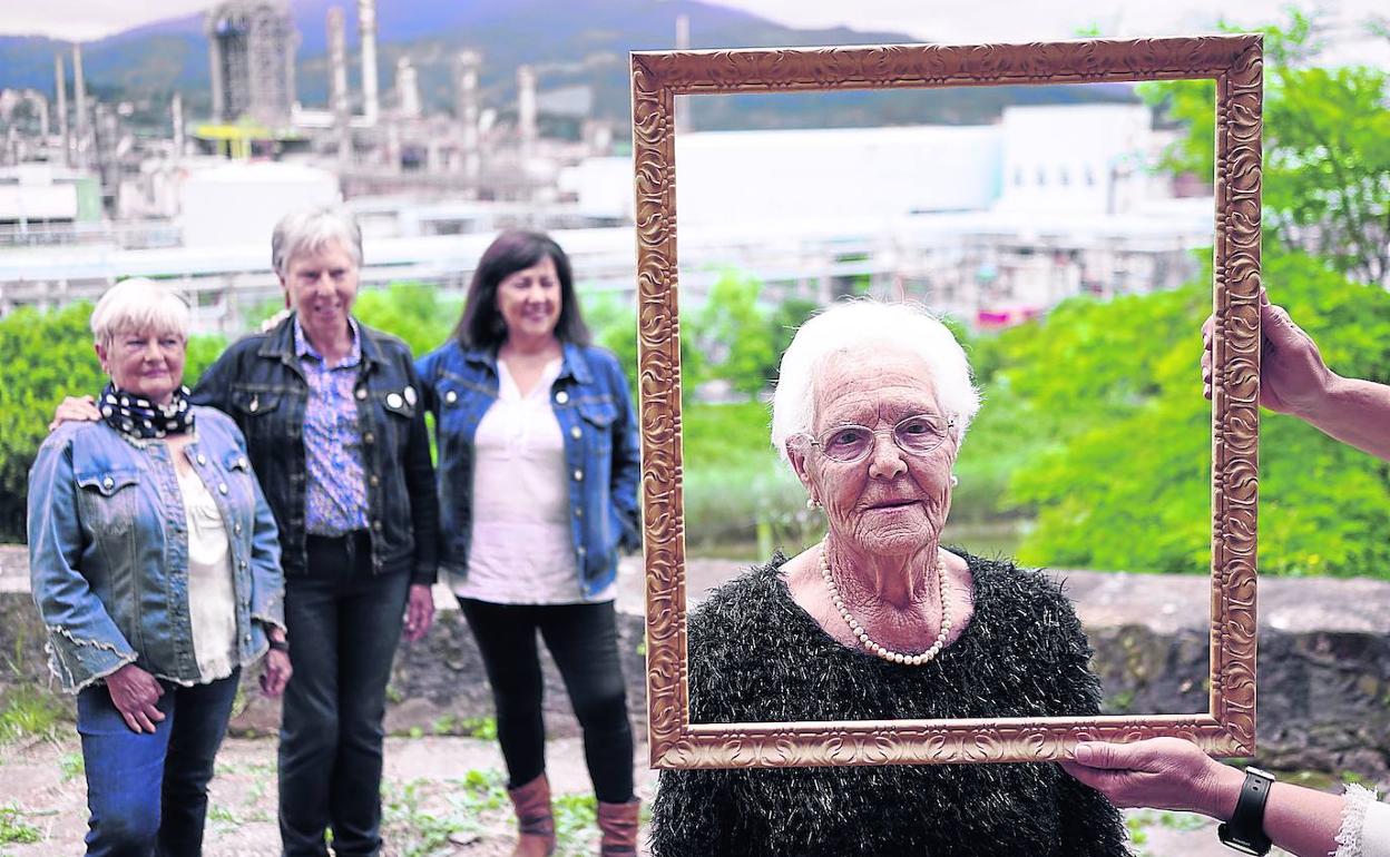 Begoña Suárez Ereño, protagonista de 'Cuerdas' posa en primer plano bajo la atenta mirada de sus compañeras de reparto Mariluz Domínguez, Sara Ibáñez y Maite Zuazola. 