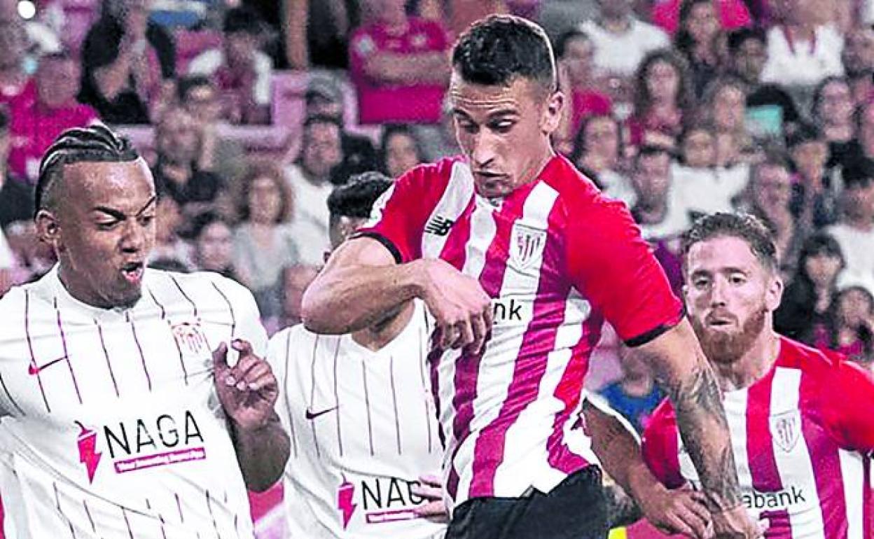 Álex Berenguer falla en el remate ante la defensa de Jules Koundé.