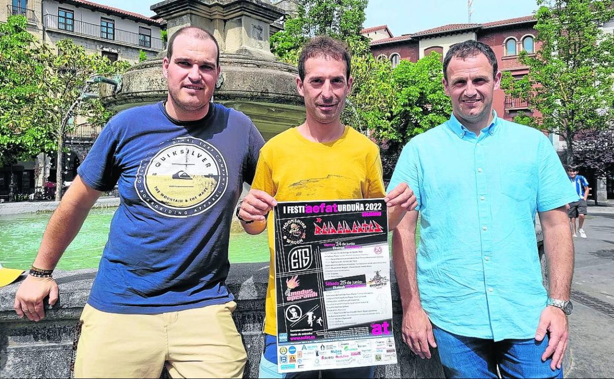 Kepa Vallejo, el padre de Hodei en el centro de la foto, acompañado por los organizadores del I Festival Aefat Orduña 2022, Aitor Lanseros, a la izquierda, y Jorge Ugalde, a la derecha. 