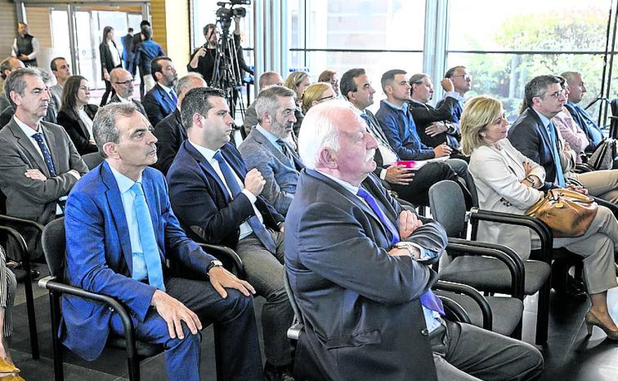 Público en el acto en el edificio central del parque de Miñano. 